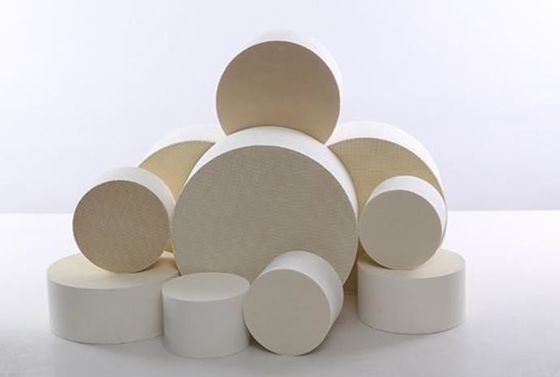 ซื้อ MgO Al2O3 SiO2 ตัวเร่งปฏิกิริยาเซรามิกรังผึ้งรองรับเครื่องจักรยานยนต์นอกถนน การผลิตออนไลน์